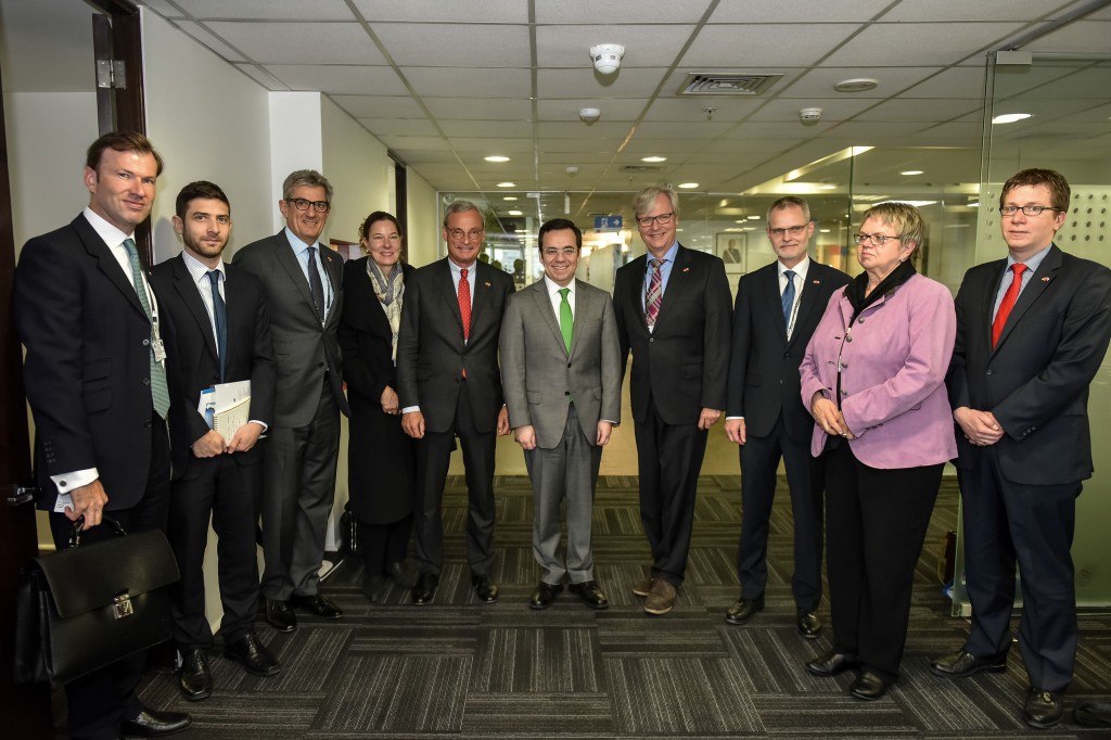 Minister Céspedes and the director of InvestChile meet with German businesspeople