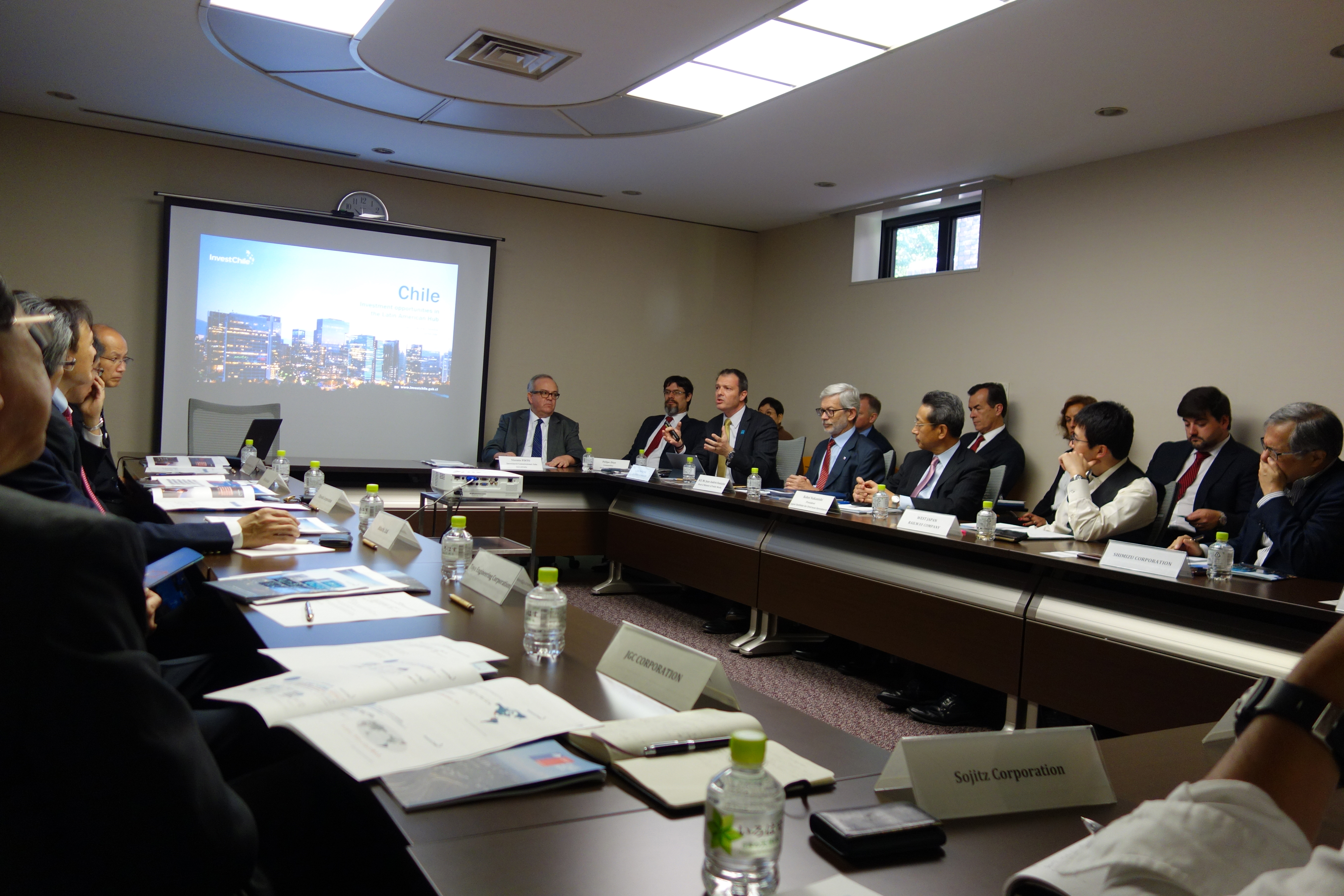 Ministerio de Obras Públicas e InvestChile promocionan en Asia cartera de concesiones por US$14.600 millones