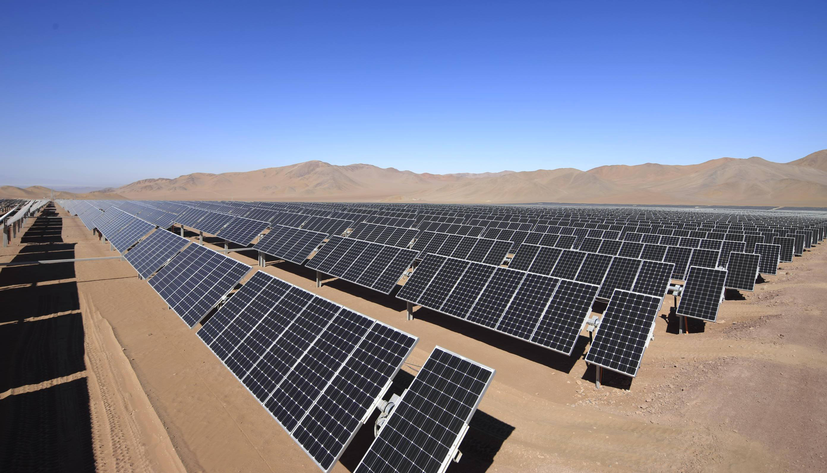 Energy minister and director of InvestChile inaugurate mega solar plant in Tarapacá Region
