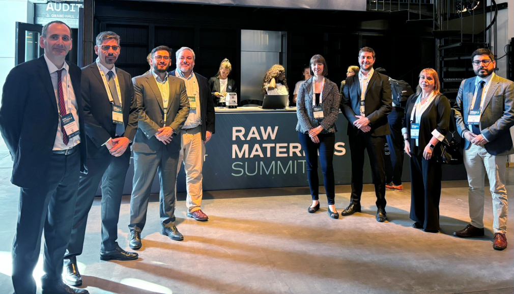 Chile destaca su estrategia en minerales críticos durante cumbre sobre materias primas en Bruselas